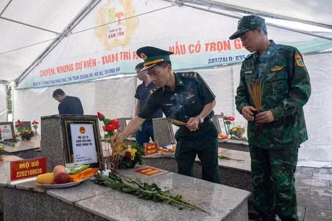 Tổ chức lấy mẫu hài cốt liệt sĩ tại nghĩa trang liệt sĩ Hải Hà, xã Quảng Hà, tỉnh Quảng Ninh.