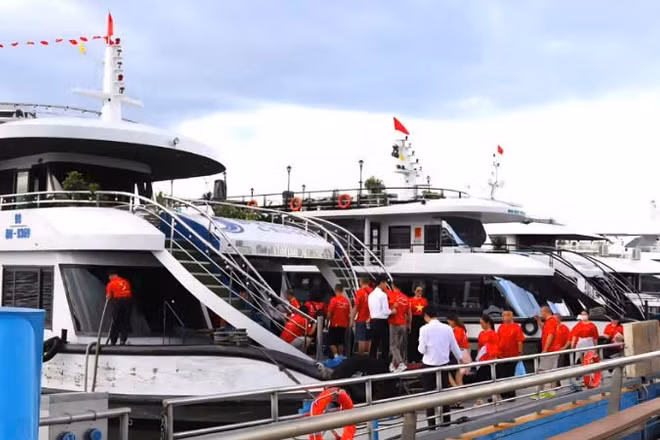 Du khách lên tàu tham quan Vịnh Hạ Long.