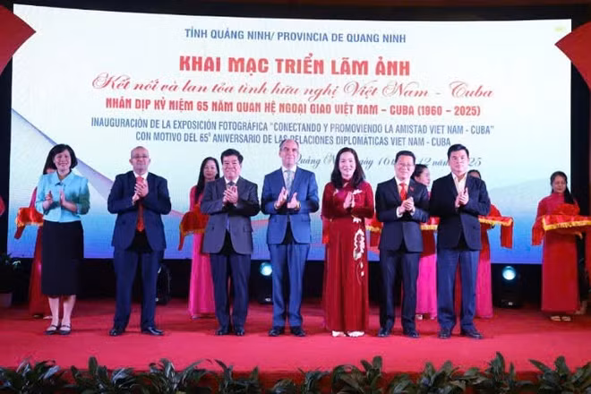 Các đại biểu cắt băng khai mạc triển lãm ảnh "Kết nối và lan tỏa tình hữu nghị Việt Nam-Cuba".