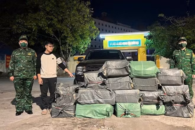 Đối tượng Phạm Huy Hoàng cùng tang vật .