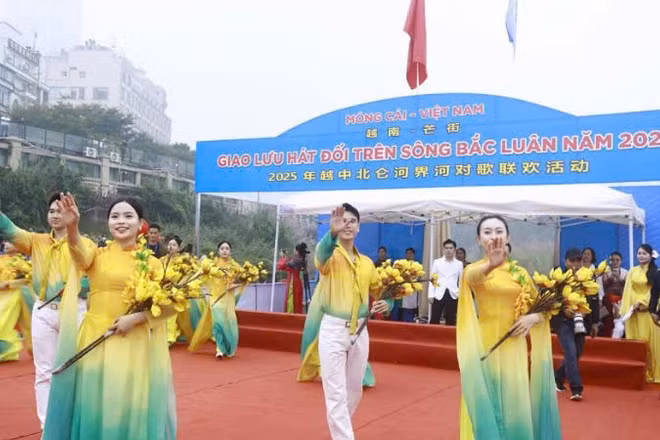 Giao lưu Hát đối trên sông biên giới Bắc Luân giữa thanh niên Móng Cái (Việt Nam) và thanh niên Đông Hưng (Trung Quốc) năm 2025.