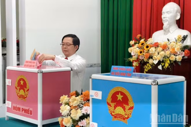 Phó Thủ tướng Hồ Quốc Dũng tham gia bỏ phiếu các cấp.