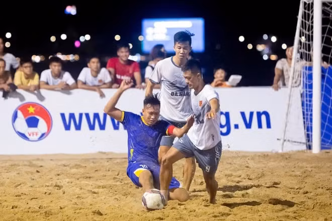 Các cầu thủ tranh tài tại sân bóng bãi biển, khu vực Tượng đài Chiến thắng.
