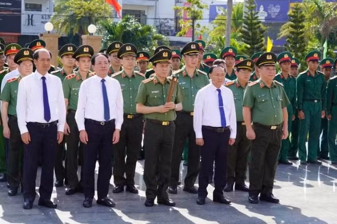 Đại tướng Lương Tam Quang (đứng giữa) cùng các lãnh đạo tỉnh Gia Lai dâng hương tưởng niệm các Anh hùng, liệt sĩ tại Nghĩa trang Liệt sĩ Quy Nhơn. (Ảnh: Nguyễn Hân)