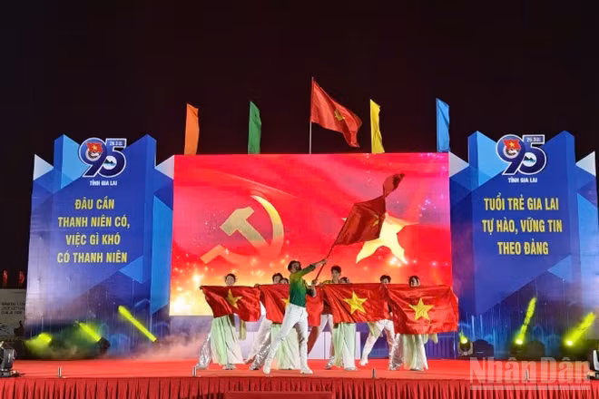 Biểu diễn văn nghệ chào mừng kỷ niệm 95 năm Ngày thành lập Đoàn Thanh niên Cộng sản Hồ Chí Minh.