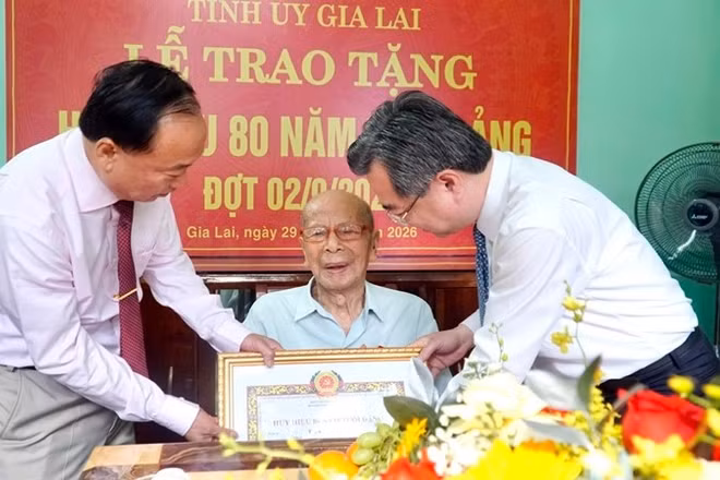 Đồng chí Nguyễn Thanh Nghị, Ủy viên Bộ Chính trị, Bí thư Trung ương Đảng, Trưởng ban Chính sách, Chiến lược Trung ương (bên phải) và đồng chí Thái Đại Ngọc, Bí thư Tỉnh ủy Gia Lai trao Huy hiệu 80 năm tuổi Đảng cho đồng chí Phan Ngọc Bích. (Ảnh: SỸ THẮNG)