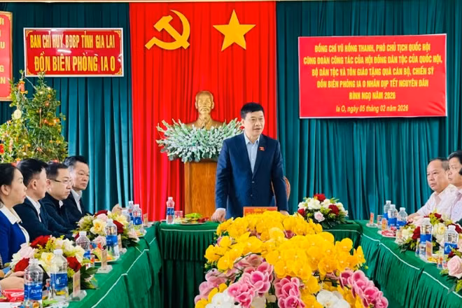 Phó Chủ tịch Quốc hội Vũ Hồng Thanh thăm hỏi, tặng quà Tết cán bộ, chiến sĩ Đồn Biên phòng Ia O, xã Ia O, tỉnh Gia Lai.