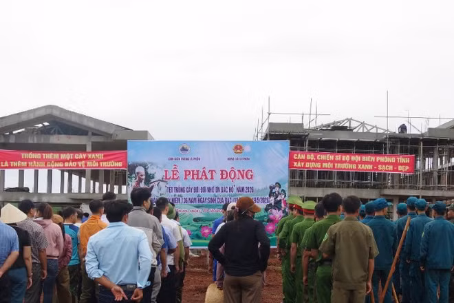 Đoàn viên, thanh niên cùng cán bộ, chiến sĩ Bộ đội Biên phòng tỉnh Gia Lai tham gia trồng cây xanh tại Trường liên cấp nội trú xã Ia Pnôn.