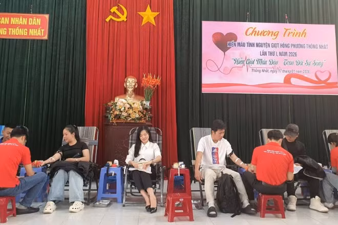 Cán bộ, công chức và nhân dân phường Thống Nhất tham gia hiến máu tình nguyện "Giọt hồng Thống Nhất". 