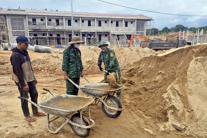 Cán bộ, chiến sĩ Bộ đội Biên phòng Ia Púch hỗ trợ xây dựng trường học trên địa bàn. (Ảnh: THANH BÌNH)