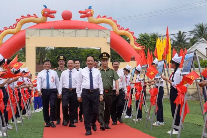 Trưởng Ban Tuyên giáo Trung ương Trịnh Văn Quyết dẫn đầu đoàn công tác về dự Ngày hội toàn dân bảo vệ an ninh Tổ quốc năm 2026 tại phường Hoài Nhơn Bắc. (Ảnh: Công an Gia Lai cung cấp)