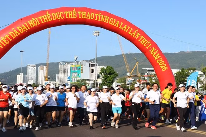 Đông đảo đoàn viên thanh niên, học sinh, sinh viên và các võ sinh tham gia chạy hưởng ứng, lan tỏa thông điệp "Thể thao vì sức khỏe cộng đồng".