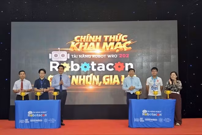 Các đại biểu bấm nút khai mạc. (Ảnh: Lương Tùng)
