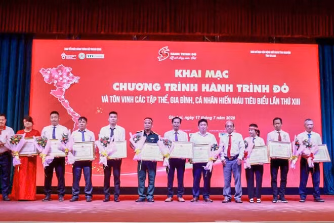 Các đại biểu dự lễ khai mạc Chương trình Hành trình Đỏ lần thứ XIII và Lễ tôn vinh các tập thể, gia đình, cá nhân hiến máu tình nguyện tiêu biểu tỉnh Gia Lai năm 2026.