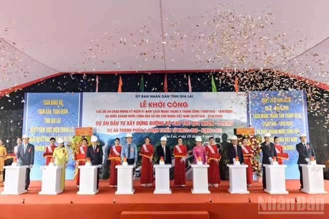 Các đại biểu bấm nút khởi công dự án. (Ảnh: LƯƠNG TÙNG)