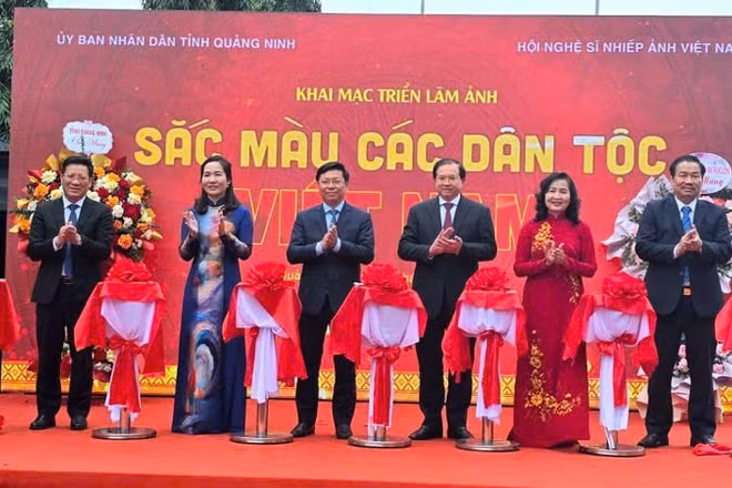 Các đại biểu cắt băng khai mạc Triển lãm ảnh nghệ thuật với chủ đề “Sắc màu các dân tộc Việt Nam”.