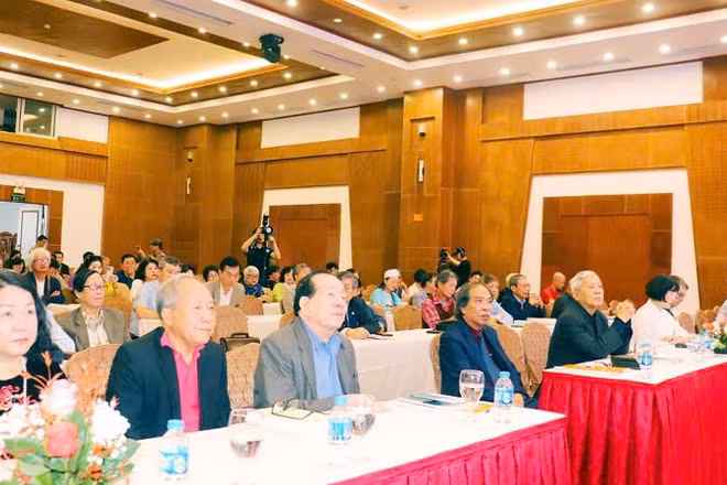 Các đại biểu tham dự Tọa đàm "Phẩm giá của thơ ca".