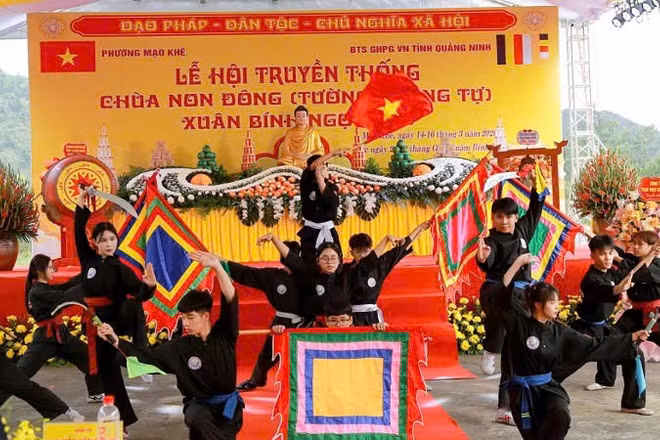 Màn biểu diễn võ thuật tại lễ khai hội.