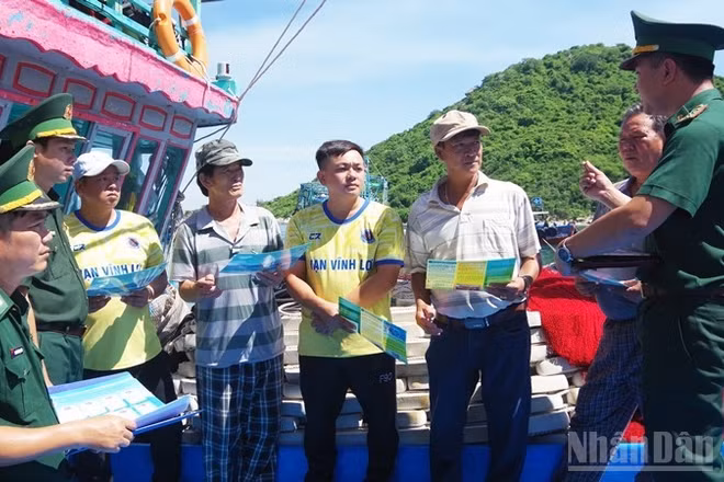 Cán bộ Đồn Biên phòng Cát Khánh, Bộ đội Biên phòng tỉnh Gia Lai tuyên truyền pháp luật cho ngư dân trước khi xuất bến.