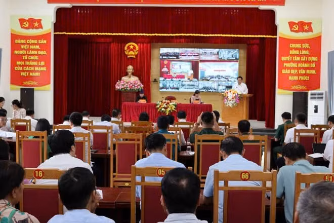 Quang cảnh buổi tiếp xúc cử tri tại phường Hoành Bồ, Quảng Ninh.