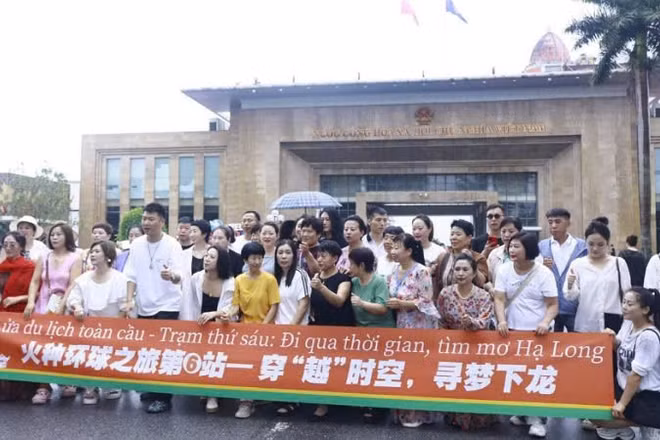 Đoàn khách du lịch Trung Quốc chụp ảnh lưu niệm tại Cửa khẩu quốc tế Móng Cái, Quảng Ninh.