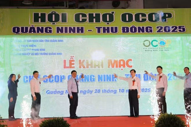 Các đại biểu nhấn nút khai mạc Hội chợ OCOP Quảng Ninh-thu đông 2025.