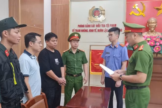 Cơ quan điều tra tống đạt Quyết định tố tụng đối với Huang HuiGuang (Hoàng Huy Quang). (Ảnh: Công an Quảng Ninh)