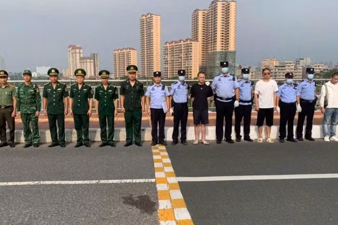 Đồn Biên phòng cửa khẩu Quốc tế Móng Cái phối hợp lực lượng công an trao trả các công dân Trung Quốc. (Ảnh: Quang Thọ)