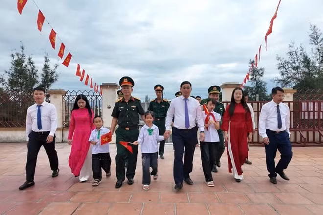 Niềm vui của 3 em học sinh trên đảo Trần trong Ngày khai giảng năm học 2026-2027. (Ảnh: THU BÁU)