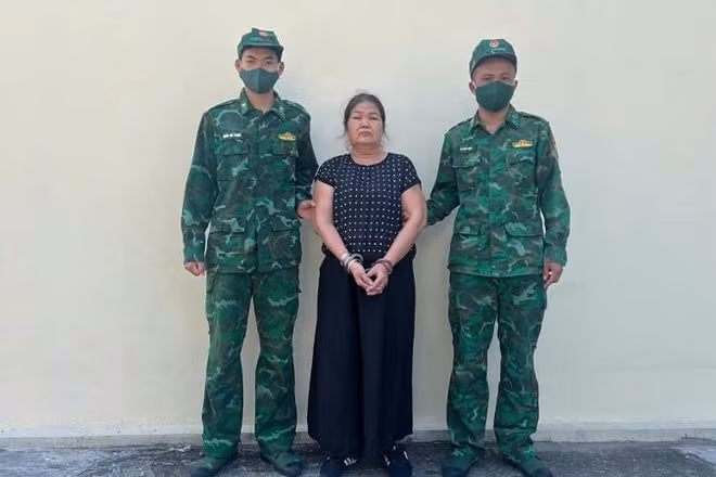 Đối tượng Lê Thị Hà bị Bộ đội Biên phòng Quảng Ninh bắt giữ. (Ảnh: QUANG THỌ)