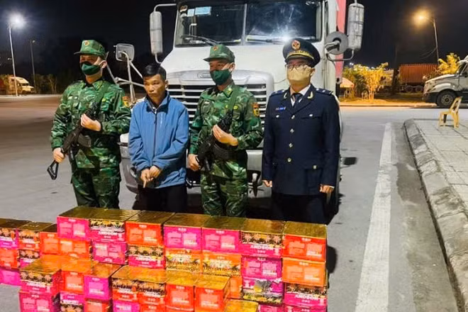 Đối tượng Dân cùng tang vật và phương tiện bị lực lượng Biên phòng Quảng Ninh bắt giữ.