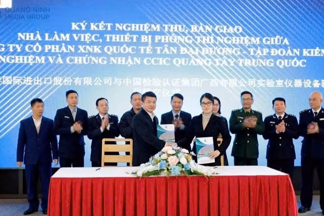 Công ty Cổ phần xuất nhập khẩu quốc tế Tân Đại Dương (Việt Nam) và Tập đoàn Kiểm nghiệm Trung Quốc - Công ty trách nhiệm hữu hạn Quảng Tây, Chi nhánh Đông Hưng (Trung Quốc) đã ký kết nghiệm thu, bàn giao nhà làm việc và toàn bộ trang thiết bị phòng thí nghiệm nông sản và thực phẩm.