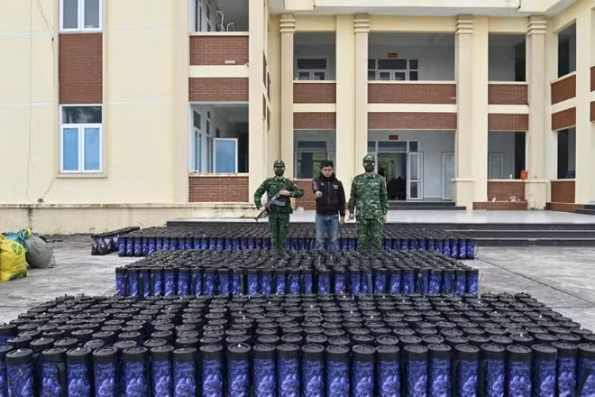 Đối tượng Đạt cùng tang vật.