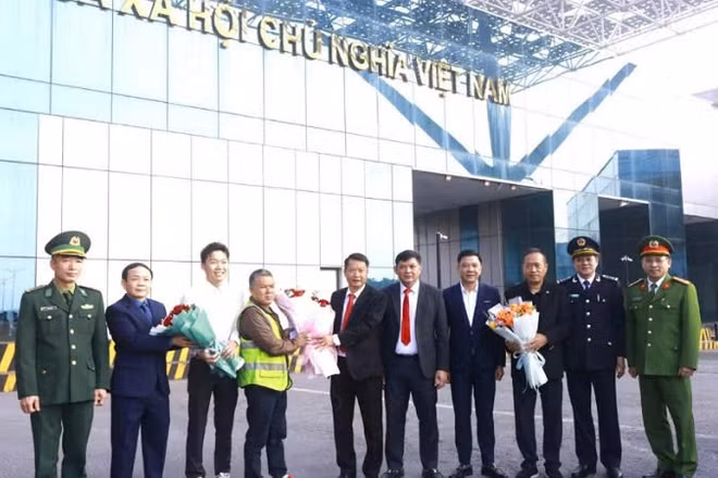 Lãnh đạo phường Móng Cái 1 và các lực lượng chức năng tại cửa khẩu Bắc Luân 2 tặng hoa chúc mừng doanh nghiệp.