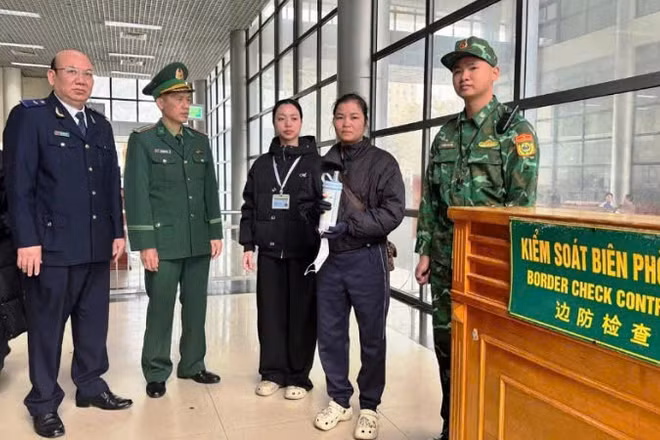 Đối tượng Nhài cùng tang vật tại bục kiểm soát nhập cảnh cửa khẩu quốc tế Móng Cái, Quảng Ninh.