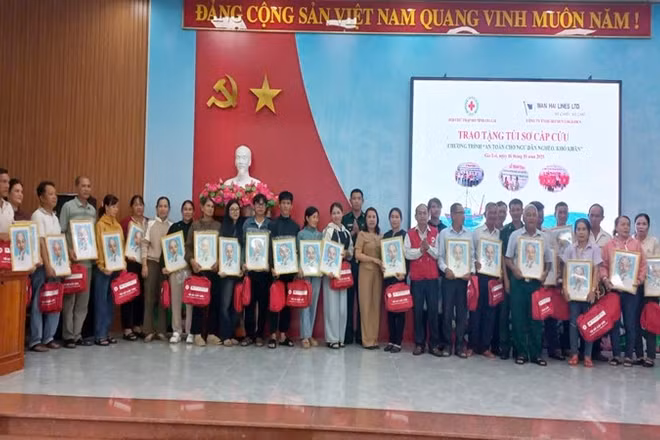 Trao túi thuốc y tế, ảnh Bác Hồ tặng các hộ dân.