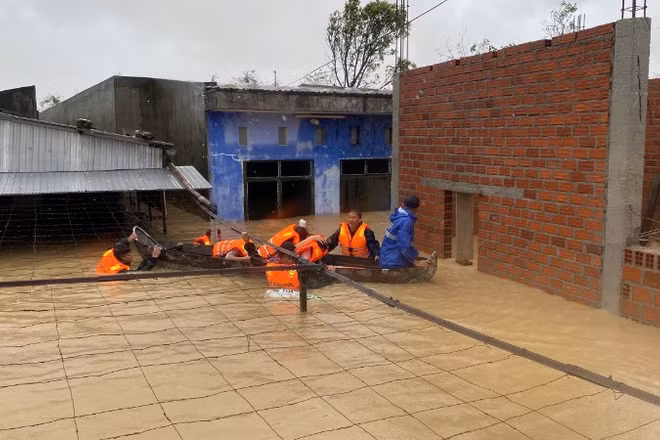 Bộ đội Biên phòng phối hợp cùng lực lượng địa phương đưa dân ra khỏi vùng cấm.