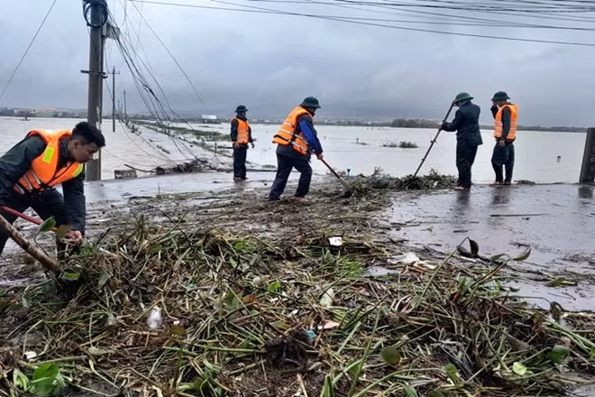Ra quân dọn dẹp rác sau lũ ở Gia Lai. (Ảnh BÌNH-TÙNG)