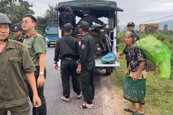 Lực lượng chức năng vận động người dân di chuyển đến nơi an toàn tránh bão, tại Gia Lai. (Ảnh: LƯƠNG TÙNG)