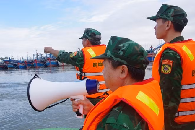 Lực lượng chức năng kêu gọi người dân gia cố tài sản, lên bờ tránh bão.