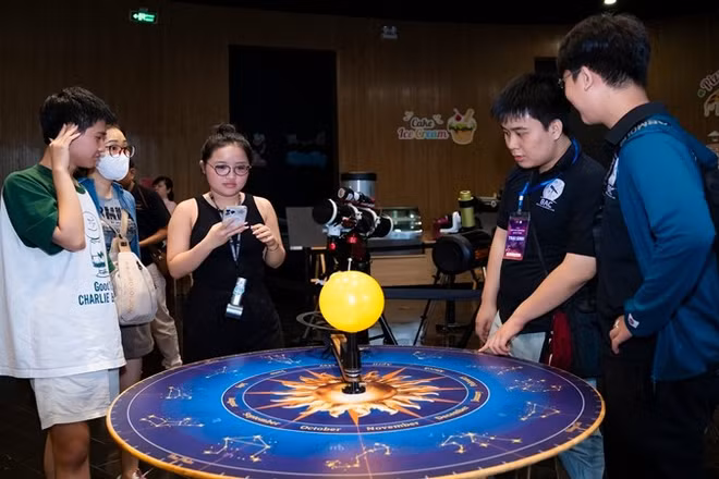 Học sinh tham gia hoạt động STEM thiên văn trong khuôn khổ Tuần lễ thiên văn cộng đồng.