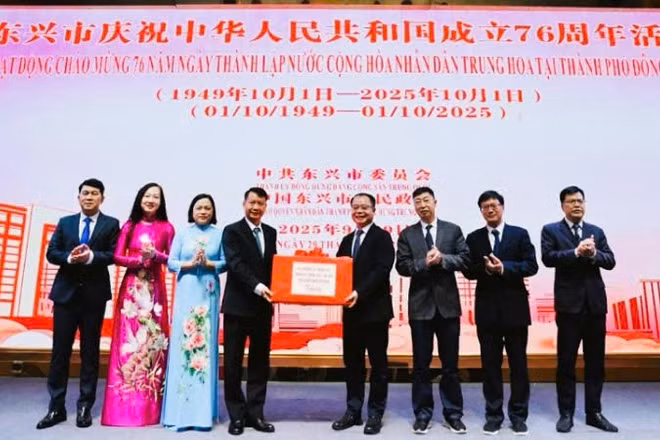 Đoàn đại biểu các địa phương khu vực Móng Cái, tỉnh Quảng Ninh (Việt Nam) tặng quà chúc mừng Quốc khánh Trung Quốc.