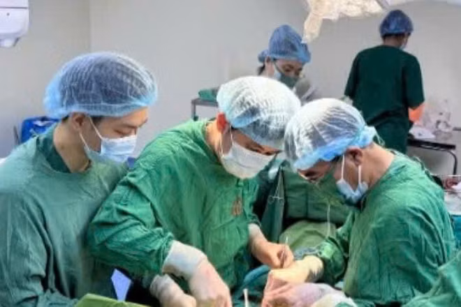 Kíp phẫu thuật nhanh chóng tiến hành xử lý cho người bệnh.