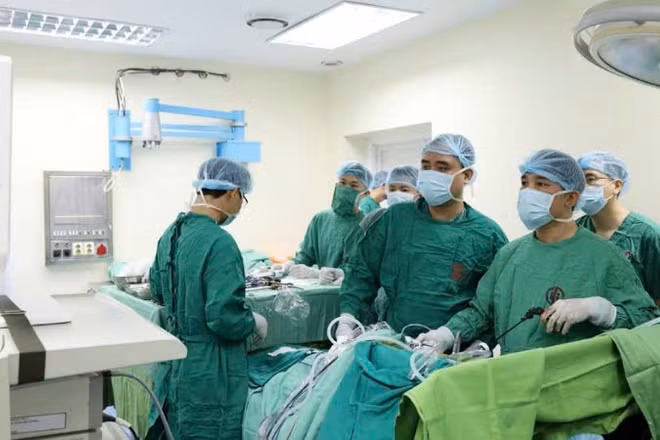 Các bác sĩ tiến hành phẫu thuật lấy thận từ người hiến.