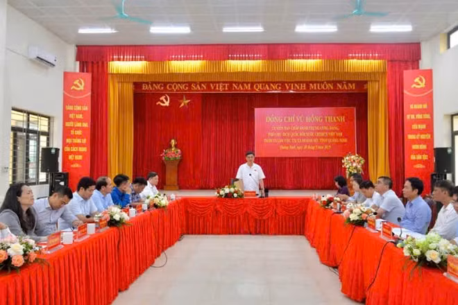 Phó Chủ tịch Quốc hội Vũ Hồng Thanh và Đoàn công tác của Ủy ban Thường vụ Quốc hội làm việc tại xã Hoành Mô.
