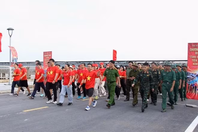 Đặc khu Cô Tô hưởng ứng Chương trình đi bộ “Cùng Việt Nam tiến bước” năm 2026. (Ảnh: Quang Thọ)
