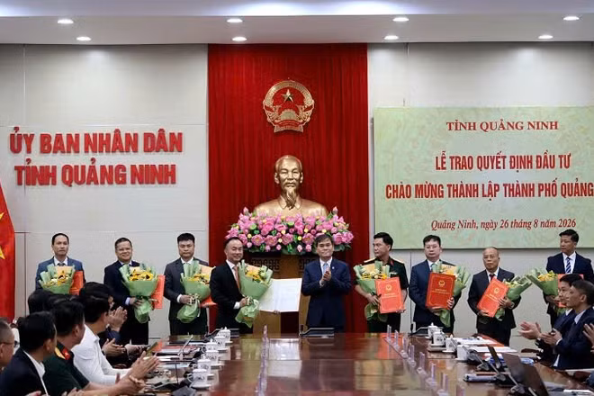 Chủ tịch Ủy ban nhân dân tỉnh Quảng Ninh Bùi Văn Khắng trao quyết định đầu tư cho các doanh nghiệp. (Ảnh: QUANG THỌ)
