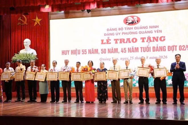 Lãnh đạo phường Quảng Yên trao Huy hiệu Đảng cho các đảng viên. (Ảnh: QUANG THỌ)
