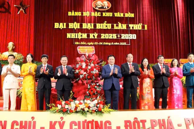 Đồng chí Nguyễn Xuân Thắng tặng hoa chúc mừng Đại hội.