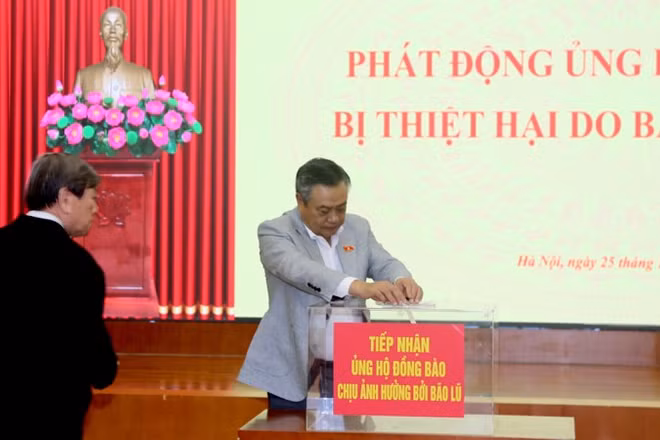 Đồng chí Trần Sỹ Thanh, Ủy viên Trung ương Đảng, Chủ nhiệm Ủy ban Kiểm tra Trung ương, ủng hộ tại Lễ phát động.